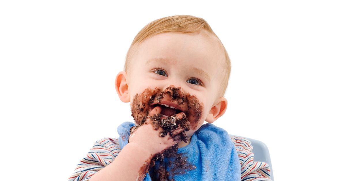 Ребенок ест шоколад. РАХМАТ ест шоколад. Игра есть какашки