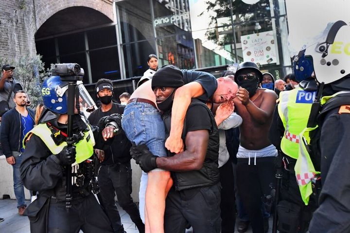 ジョージ・フロイド氏殺害事件をきっかけに広がった、Black Lives Matterのデモ活動。6月13日にロンドン・ウォータールー駅近くで行われた抗議デモでは、負傷した極右活動家のブリン・メイル氏をパトリック・ハッチンソン氏が安全な場所まで運びだした