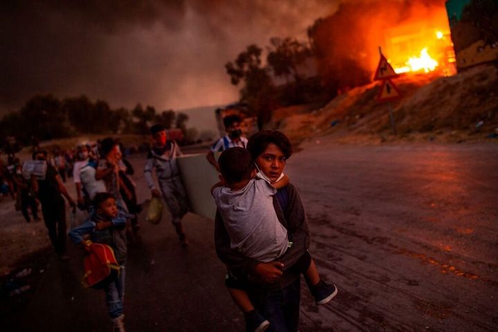 9月9日にギリシャのレスボス島にあるモリアキャンプで大規模な火災が発生し、何千人もの難民が命からがら逃げ出した