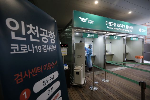 12월30일 오후 인천국제공항 제2여객터미널 지하1층 서편 외부 공간에 마련된 코로나19 검사센터에서 의료진이 방문객의 체온을 측정하고