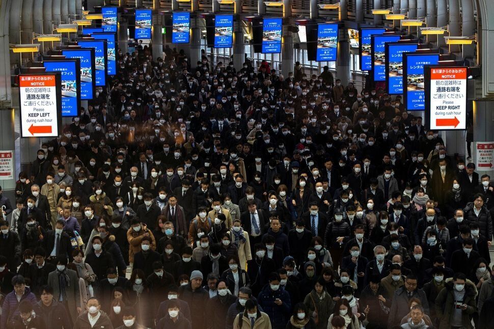 Folla di persone alla stazione di Shinagawa a Tokyo, in Giappone, il 2
