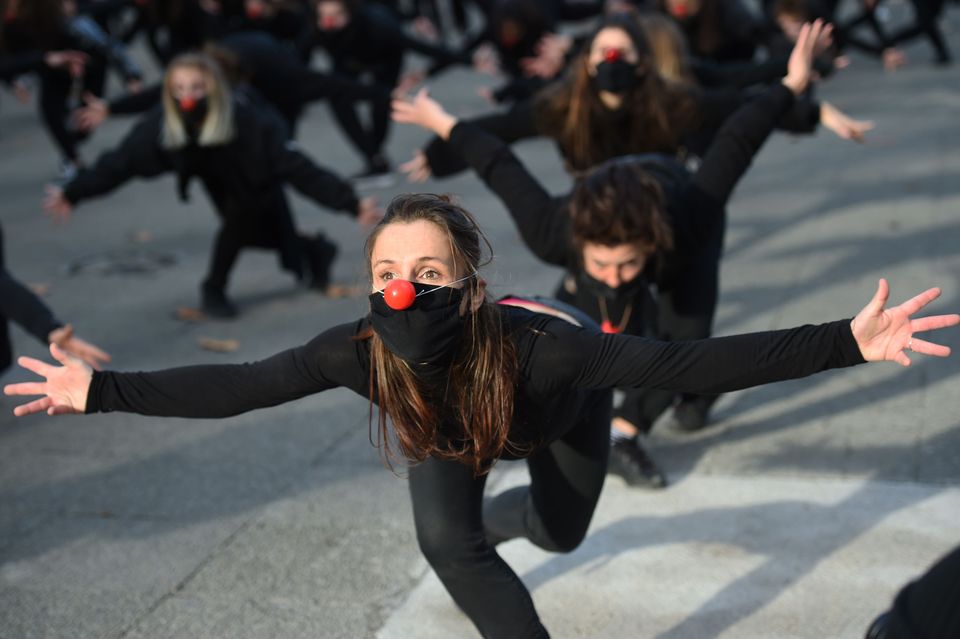 Cent-quatre-vingts artistes du collectif Les Essentiels dansent à Montpellier, le 12 décembre,...