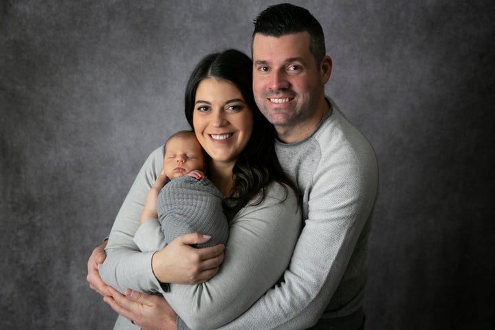 Michelle Farrugia, son mari Mark Weldon et leur bébé Nolan James Weldon, né le 3 décembre 2020.