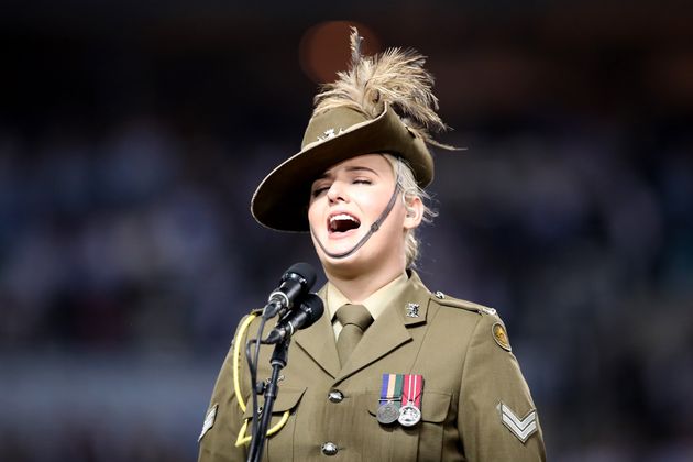 Η δεκανέας Ελίζαμπεθ Σμιθ τραγουδά τον εθνικό ύμνο της Αυστραλίας πριν από ποδοσφαιρικό αγώνα στο Σίδνεϋ (11/11/2020)
