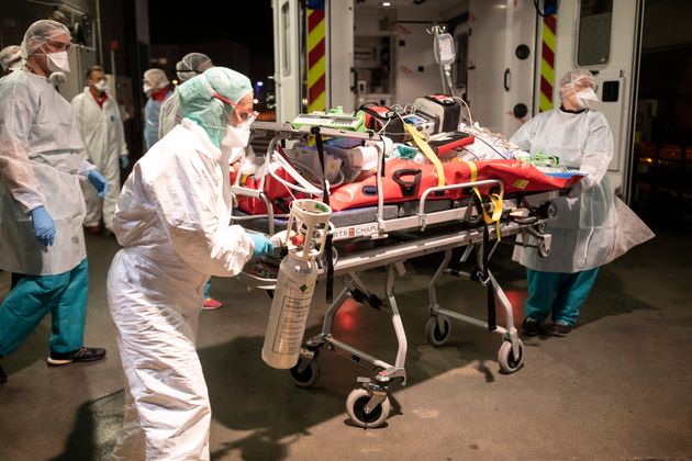 Des soignants et un patient du Covid à l'hôpital de Strasbourg le 12 novembre 2020 (AP Photo/Jean-Francois