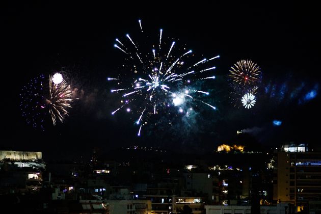 Η αλλιώτικη Πρωτοχρονιά των Ελλήνων - Πώς υποδέχθηκε η χώρα το