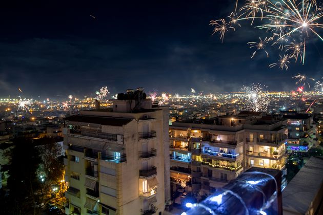 Η αλλιώτικη Πρωτοχρονιά των Ελλήνων - Πώς υποδέχθηκε η χώρα το