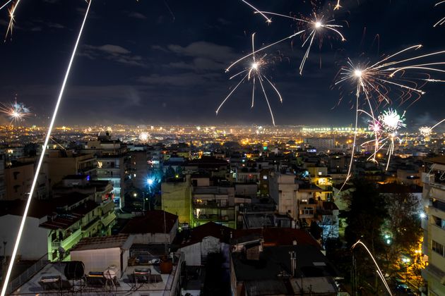 Η αλλιώτικη Πρωτοχρονιά των Ελλήνων - Πώς υποδέχθηκε η χώρα το