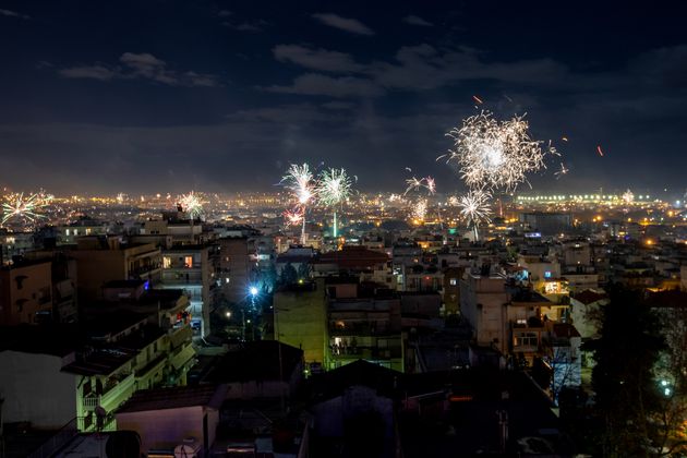 Η αλλιώτικη Πρωτοχρονιά των Ελλήνων - Πώς υποδέχθηκε η χώρα το