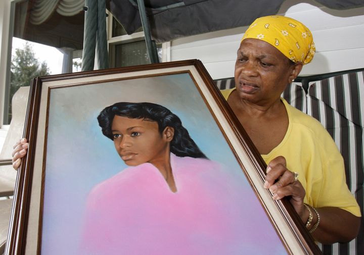 Η μητέρα του κοριτσιού που δολοφόνησε ο Ρόμελ Μπρουμ κρατά ένα πορτραίτο της. 