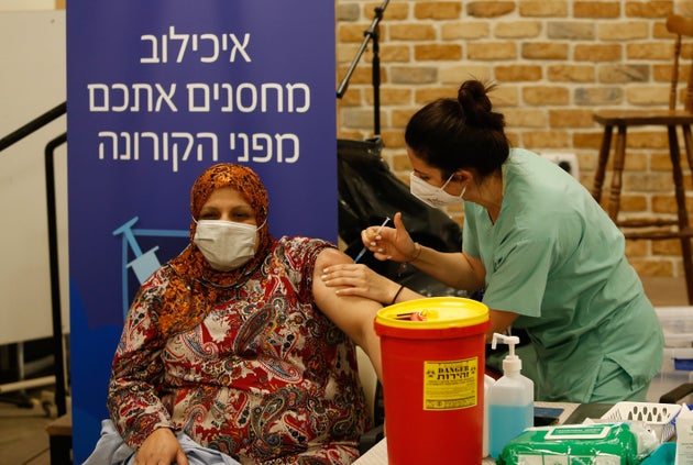 Israele, vaccino ai ragazzi tra i 16 e i 18 anni per garantire il ritorno a scuola, chiuso l’aeroporto di Tel Aviv Israele, vaccino ai ragazzi tra i 16 e i 18 anni per garantire il ritorno a scuola, chiuso l’aeroporto di Tel Aviv