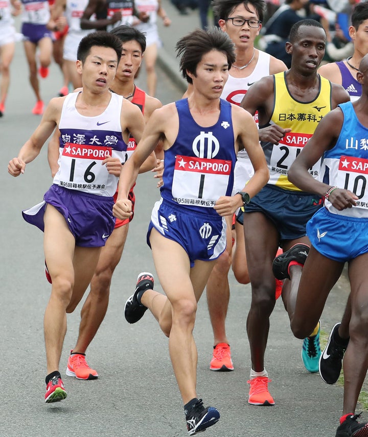 箱根駅伝予選会で力走する順大（当時）の塩尻和也（中央）＝2018年10月13日、東京・国営昭和記念公園 