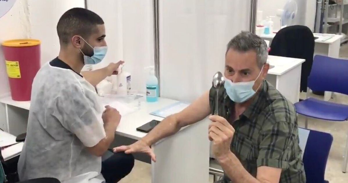 ユリ・ゲラーさん、スプーン曲げをしながら新型コロナのワクチン接種。「人生で初だ」
