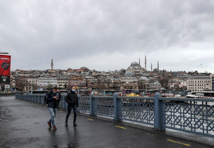 Ο Τούρκος υπουργός Υγείας δήλωσε ότι οι 15 άνθρωποι που βρέθηκαν θετικοί στη νέα μετάλλαξη βρίσκονται σε απομόνωση.