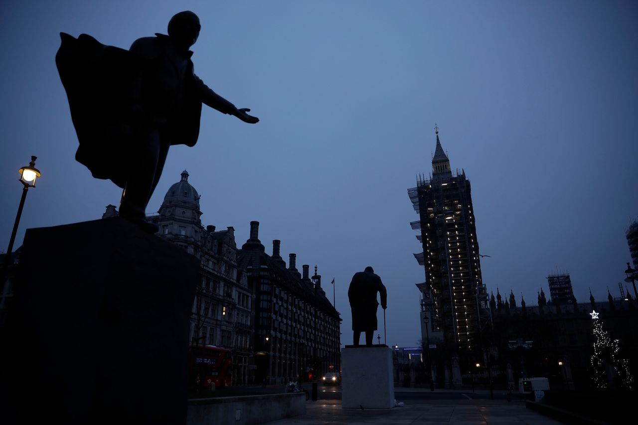 Τα αγάλματα των πρωθυπουργών της Βρετανίας που υπηρέτησαν κατά τον Πρώτο και Δεύτερο Παγκόσμιο Πόλεμο ( David Lloyd George,στ΄αριστερά και ο d Winston Churchill