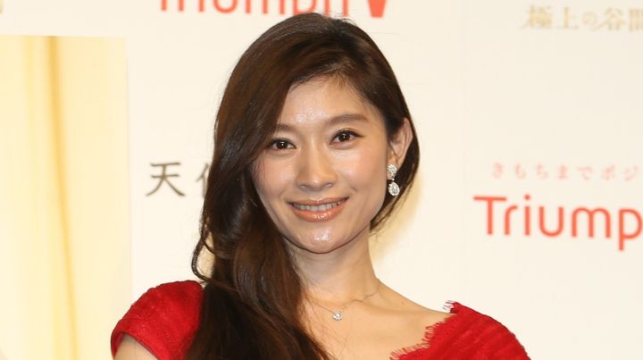 岡田シズ役、篠原涼子さん