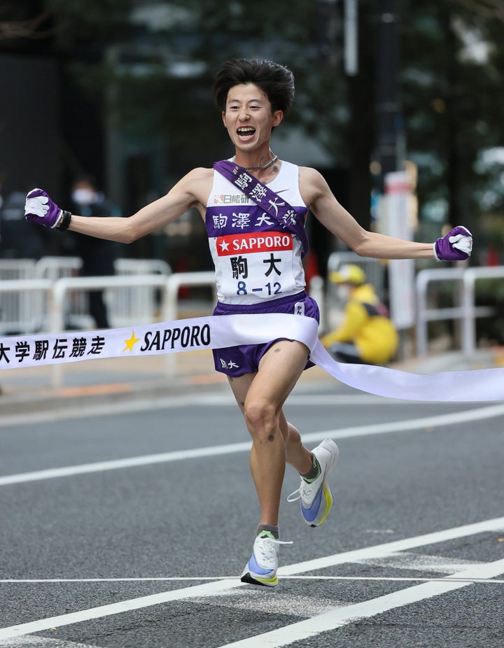 ゴールする駒大アンカーの石川拓慎。駒大は13年ぶりの総合優勝を果たした＝1月3日、東京・大手町