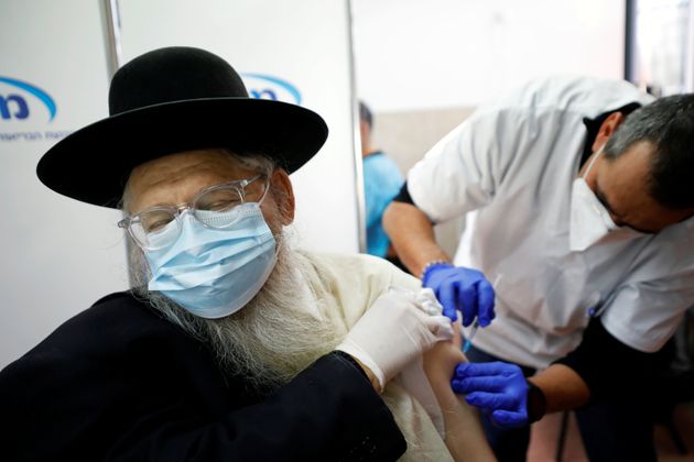 La denuncia contro Israele: vaccini solo ai coloni, esclusi