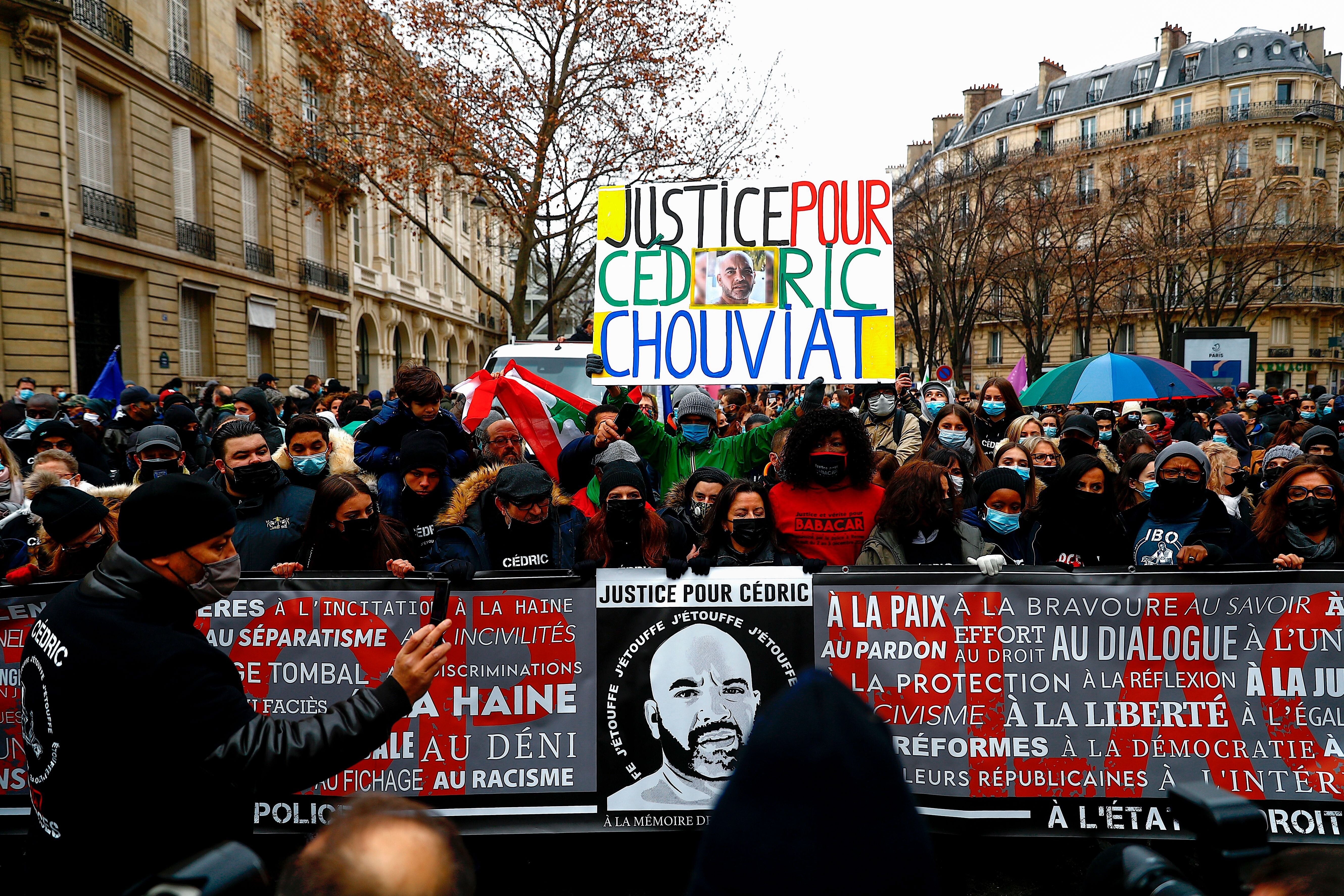 Un an après la mort de Cédric Chouviat, l'hommage de centaines de personnes à Paris