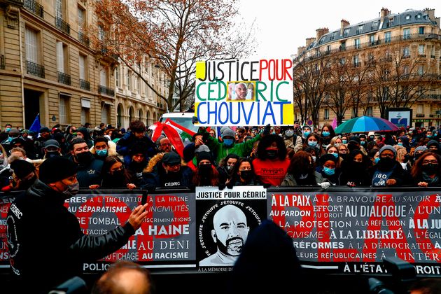 Un an après la mort de Cédric Chouviat, l'hommage de centaines de personnes à Paris (photo: des participants à la marche le 3 janvier 2021)