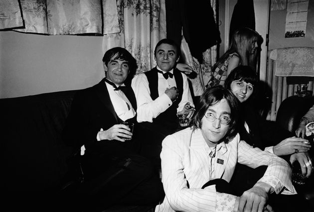 (자료사진) 1968년 4월18일 - 영국 런던 아델피 시어터 백스테이지에서 공연을 마친 제리 마스덴를 찾아온 비틀즈의 존 레넌과 링고 스타. 두 밴드는 비슷한 시기 리버풀에서 함께...