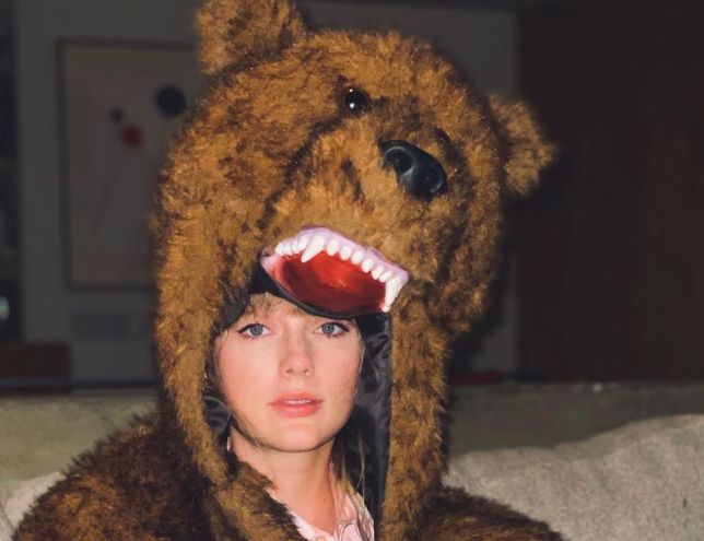 Taylor Swift a passé le Nouvel an déguisée en ours et ses fans réagissent