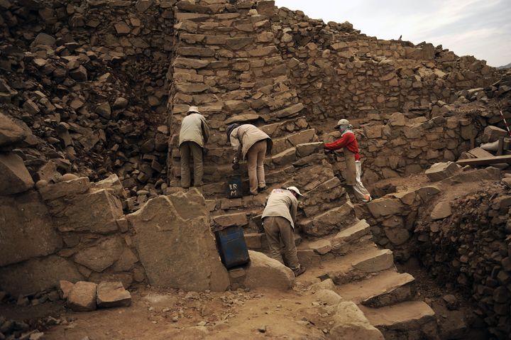 Ομάδα αρχαιολόγων εργάζονται πάνω σε μια από τις πυραμίδες που βρέθηκαν στην περιοχή