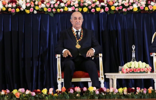 Pour avoir publié des mèmes se moquant du président algérien Abdelmadjid Tebboune (ici lors d'une cérémonie en décembre 2019), un internaute de 25 ans a été condamné à 3 ans de prison.