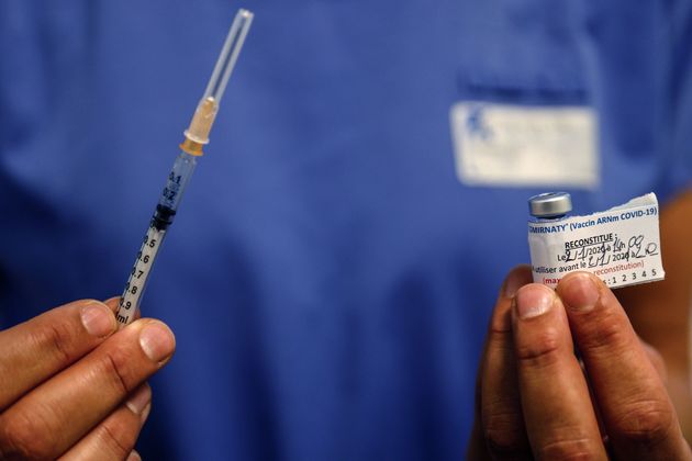 Une dose du vaccin Pfizer-BioNTech vue à l'hôpital Hôtel-Dieu à Paris dans le cadre d'une campagne de vaccination destinée aux soignants de plus de 50 ans, le 2 janvier 2021. (Photo by SAMEER AL-DOUMY/AFP via Getty Images)