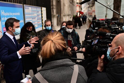 Sur le vaccin, Olivier Véran défend la gestion de "bon père de famille"