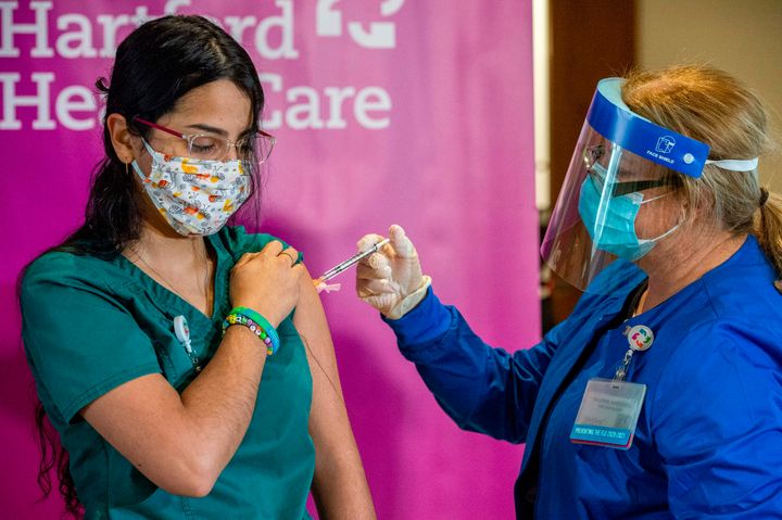 ファイザー製のワクチンを接種する医療従事者（アメリカ・コネチカット州）