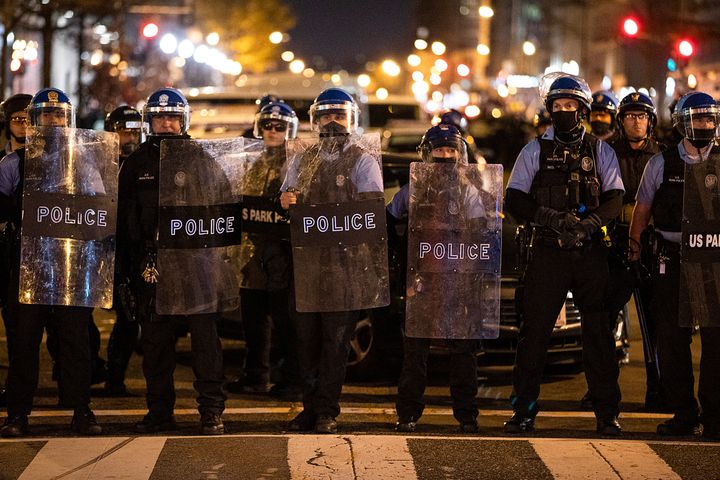 Αστυνομικές δυνάμεις στην Ουάσιγκτον κατά τις διαδηλώσεις του Δεκεμβρίου από υποστηρικτές του Τραμπ που αρνούνται να δεχθούν πως έχασε τις εκλογές