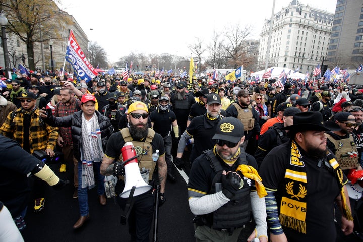 Διαδήλωση των Proud Boys τον Δεκέμβριο στην Ουάσιγκτον υπέρ του Τραμπ και των καταγγελιών του για νοθεία. 