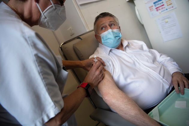 Philippe de Mester, directeur général de l’agence régionale de santé Provence-Alpes-Côte d’Azur, reçoit ici le vaccin Pfizer-BioNTech à l’hôpital de la Timone à Marseille, le 5 janvier 2021.