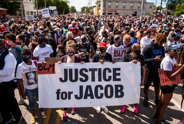 Des manifestants défilant avec la famille de Jacob Blake lors d'un rassemblement contre le racisme et la brutalité policière à Kenosha, dans le Wisconsin, le 29 août 2020.