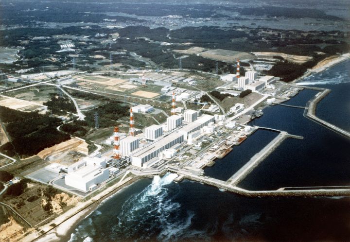 1988年当時の福島第一原発の空撮。画面上部に見えるのが双葉町の市街地とみられる