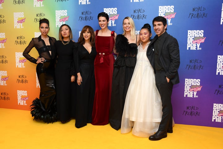 『ハーレー・クインの華麗なる覚醒 BIRDS OF PREY』で監督を務めたキャシー・ヤン(左から2番目)とマーゴット・ロビーら出演者