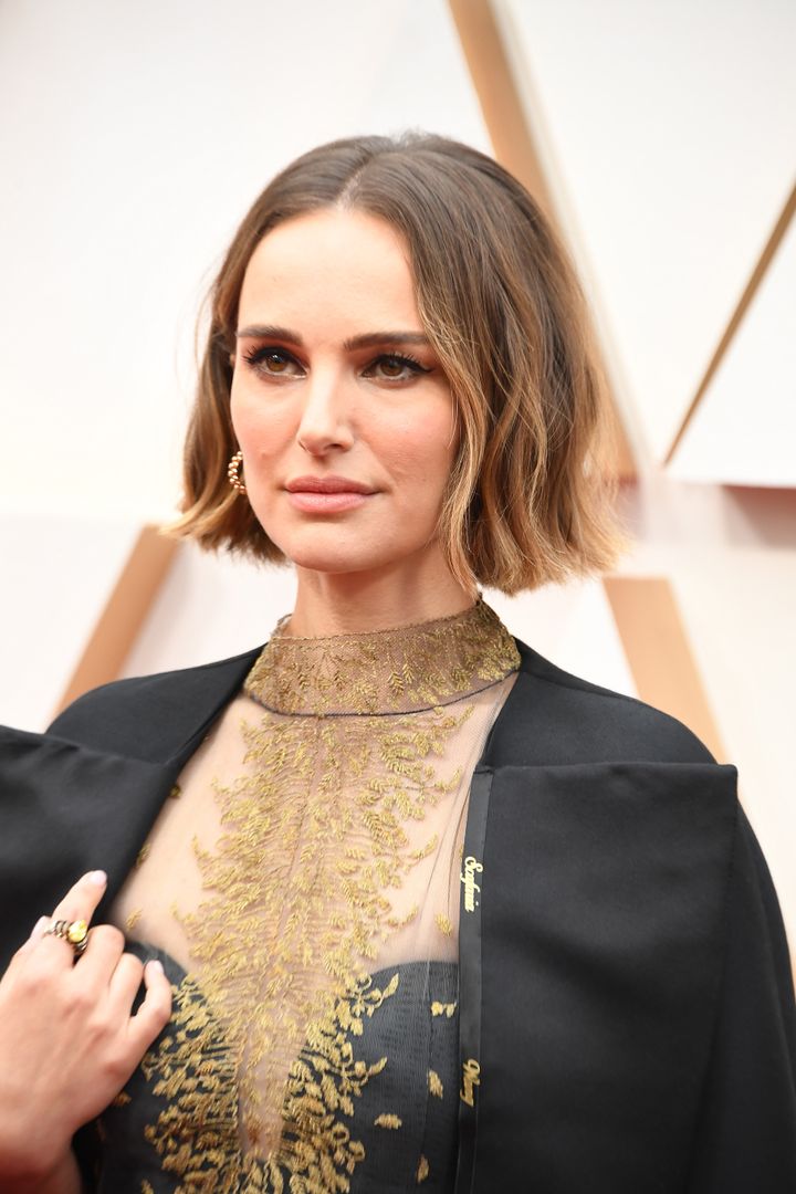 第92回アカデミー賞に、女性監督の名前が刺繍された黒いケープを身に纏って参加したナタリー・ポートマン（2020年2月9日撮影）