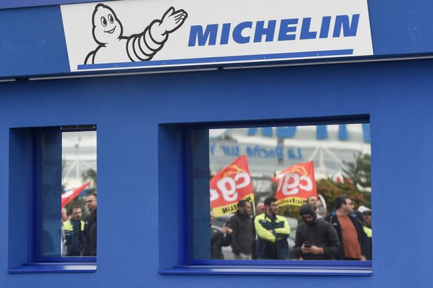 Michelin s'est engagé à recréer autant d'emplois qu'il y en aura de supprimés, vantant le modèle social protecteur de l'entreprise 