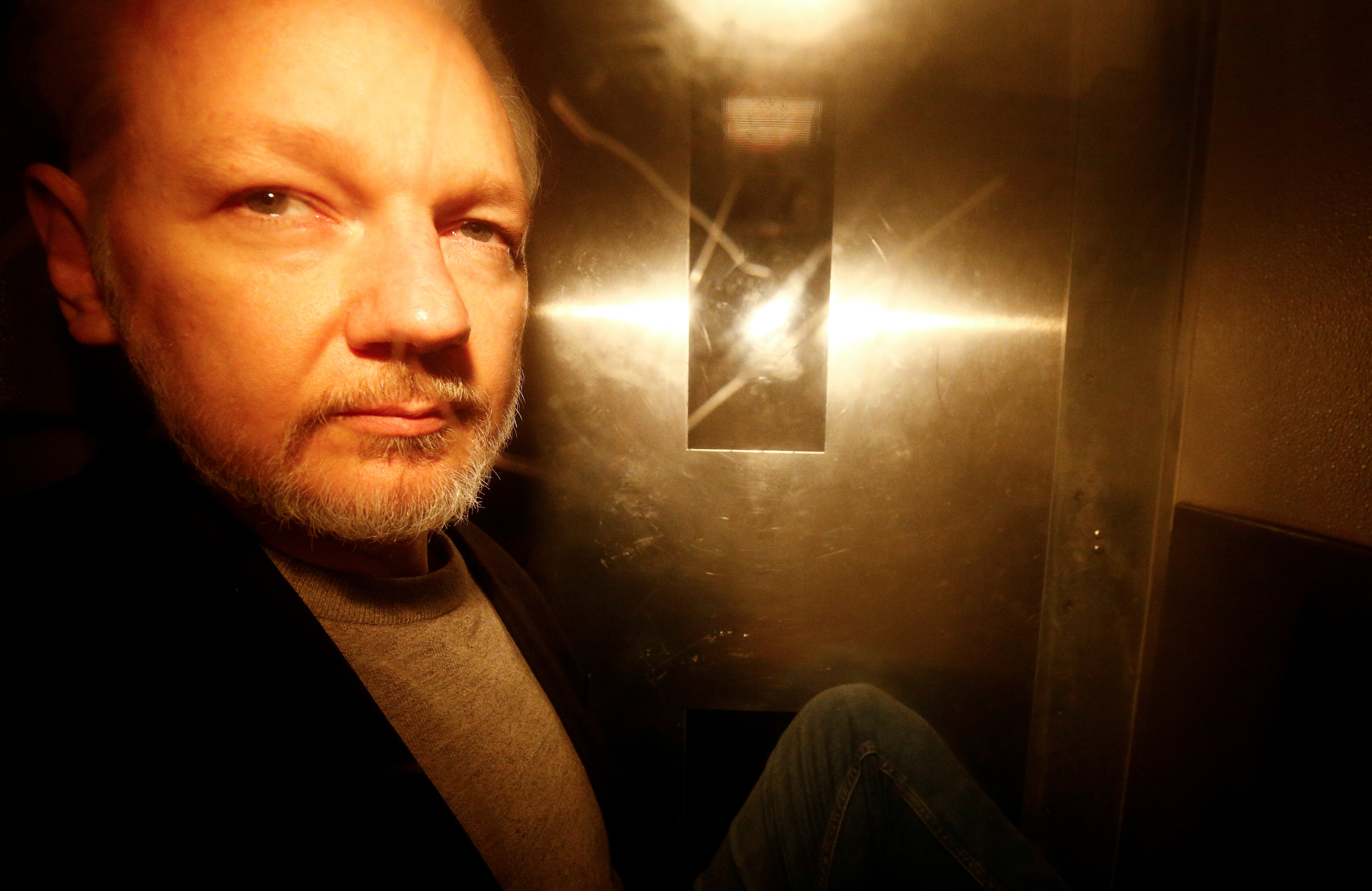 Julian Assange maintenu en prison près de Londres par la justice britannique