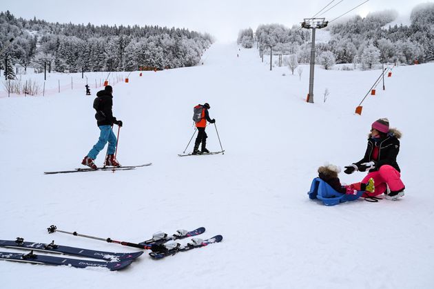 Du fait des restrictions sanitaires mises en place faceà l'épidémie de covid-19, les stations de ski...