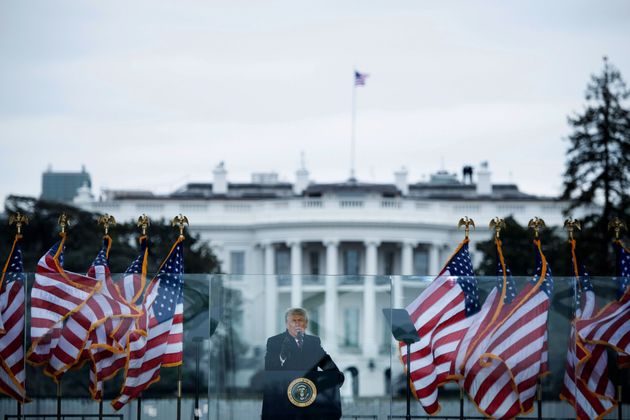 Donald Trump ne cède rien et déclare la guerre aux républicains (Photo de Trump devant la Maison Blanche pour son discours ce 6 janvier par BRENDAN SMIALOWSKI/AFP via Getty Images)