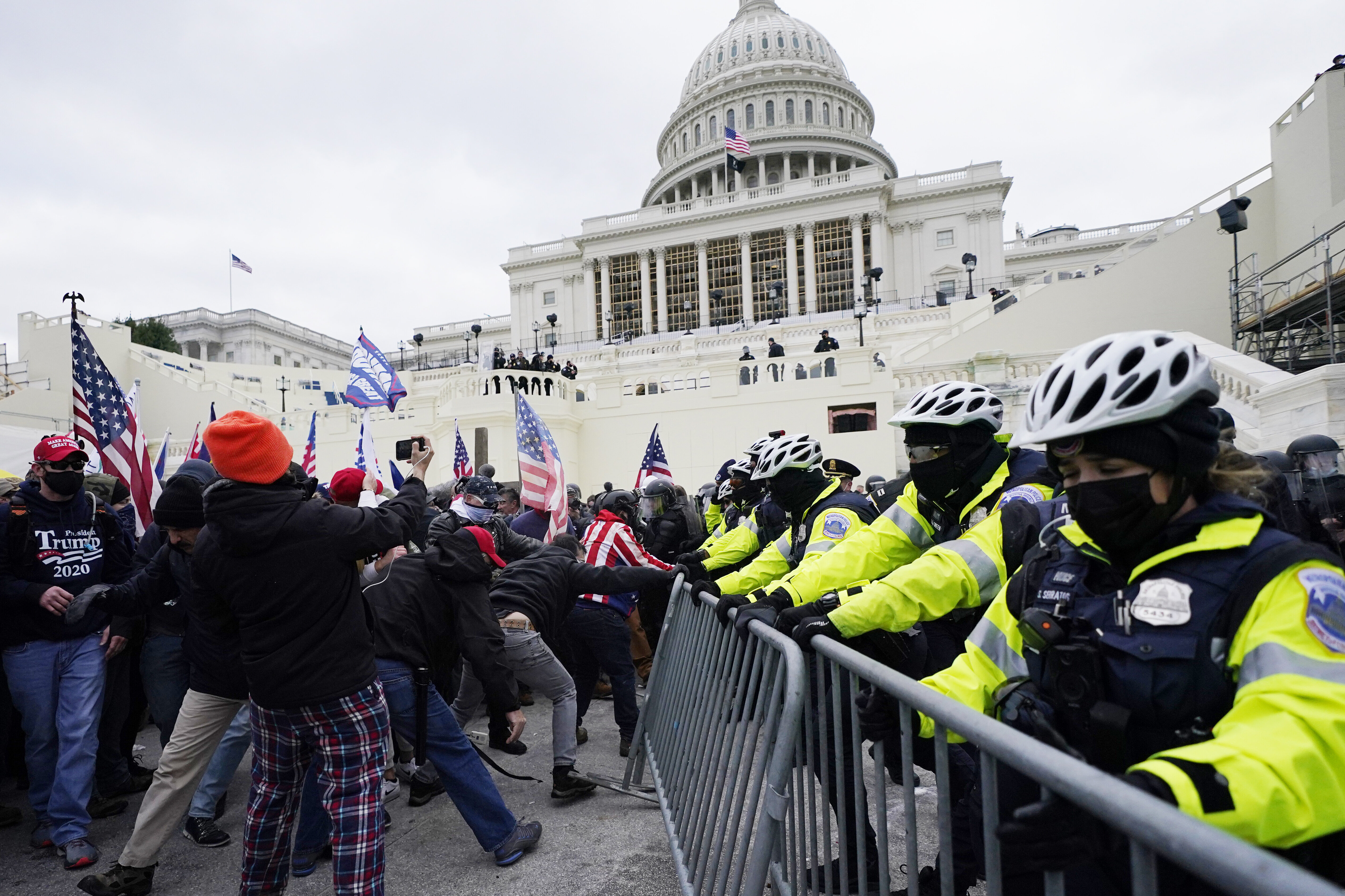 Au Capitole, des supporters de Trump forcent les grilles et affrontent la police