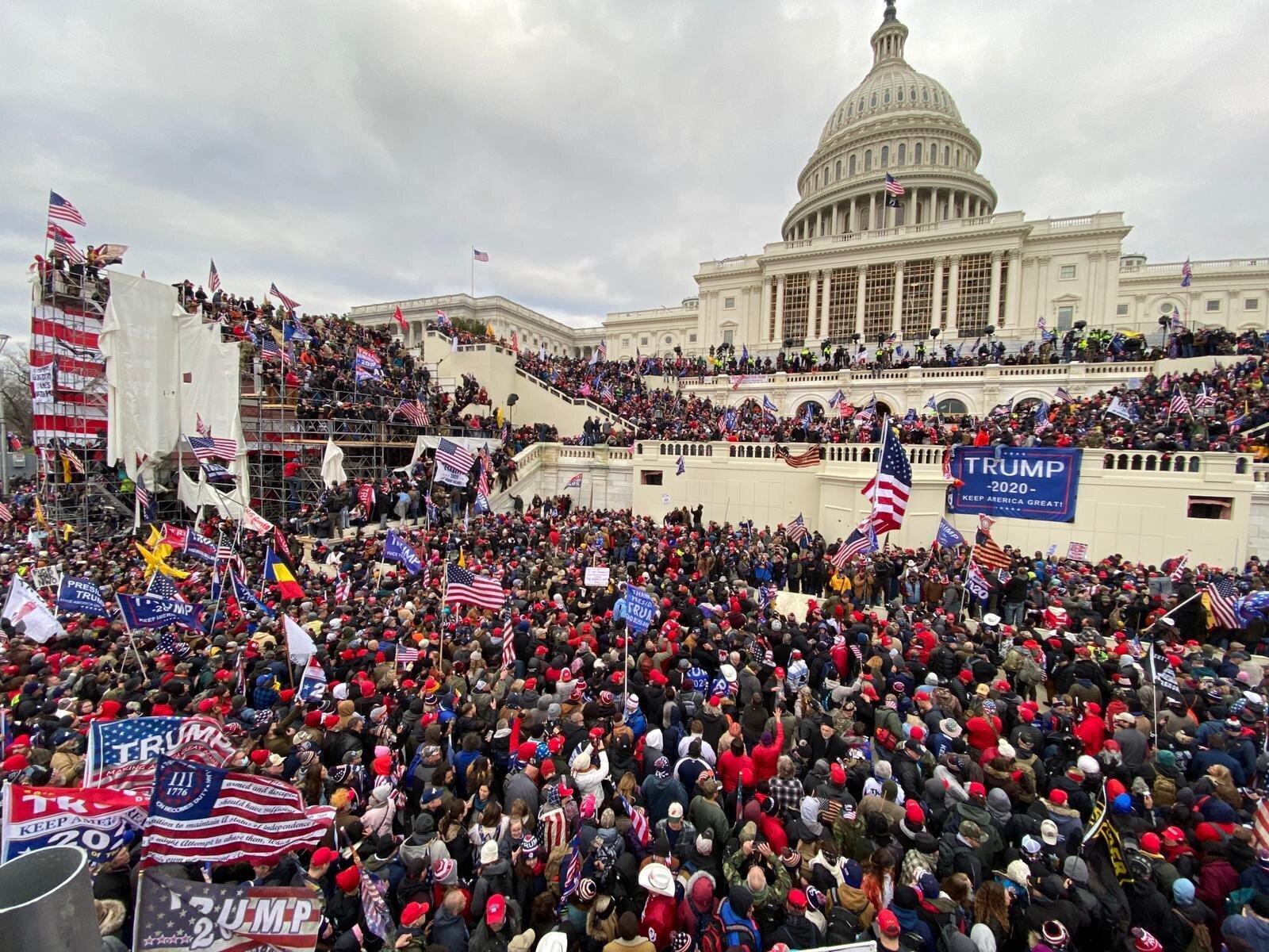 Trump appelle ses partisans au calme après les avoir incités à marcher sur le Capitole