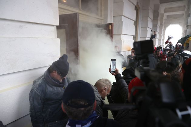 Des manifestants pro-Trump à l'entrée du Capitole, à Washington, le 6 janvier 2021.