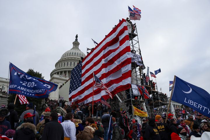 議事堂前に掲げられた巨大な星条旗