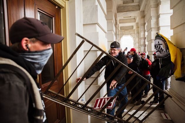 議事堂内に乱入した人たちは窓を割ったり、警察官と衝突したりした