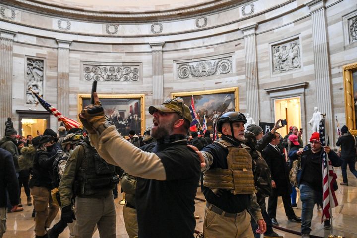 議事堂に侵入したトランプ支持者たち