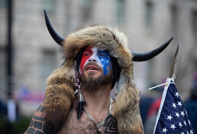 Chi E Lo Sciamano Jake Angeli Che Ha Guidato La Rivolta Pro Trump A Capitol Hill L Huffpost
