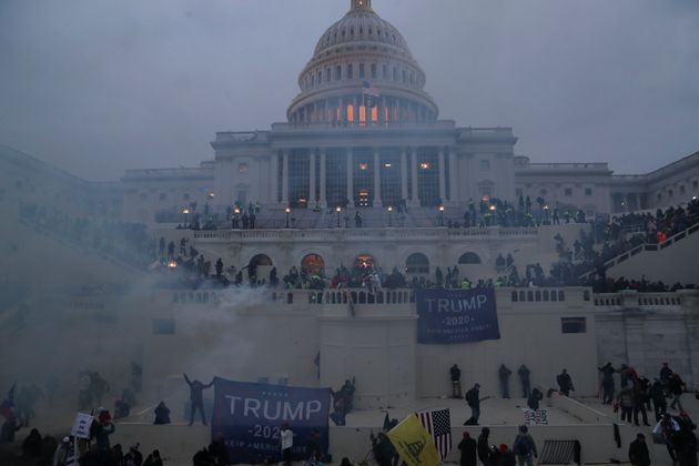Des officiers de police repoussent les supporters de Donald Trump devant le Capitole, le 6 janvier